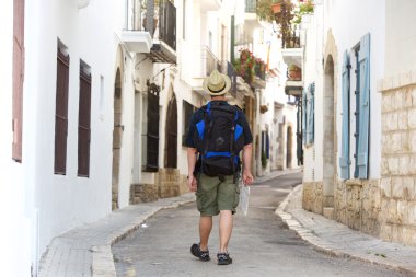 Sırt çantası ile yürüyen adam ve kayıp şehir haritası