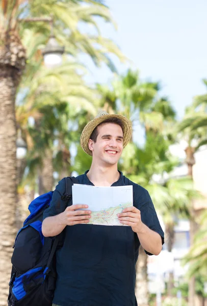 Uomo in viaggio con borsa e mappa — Foto Stock