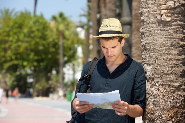 Man met kaart en zak permanent buiten verloren — Stockfoto