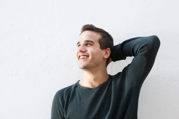 Lächelnder junger Mann mit der Hand im Haar — Stockfoto