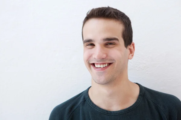Közelről egy mosolygó latin fiatalember portréja — Stock Fotó
