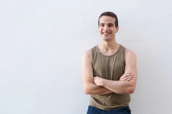 Sonriente de pie sobre fondo blanco con los brazos cruzados —  Fotos de Stock