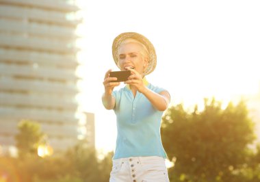 Mutlu gülümseyen genç kadın selfie portre çekici
