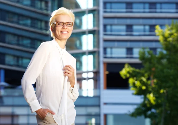 Vertrouwen jonge vrouw die lacht met glazen — Stockfoto