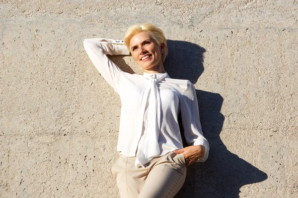 Mulher loira jovem atraente sorrindo — Fotografia de Stock