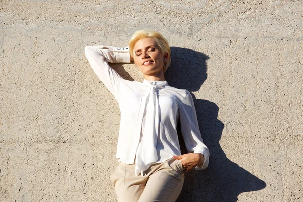 Piękne blond kobieta odpoczynku z zamkniętymi oczami — Zdjęcie stockowe