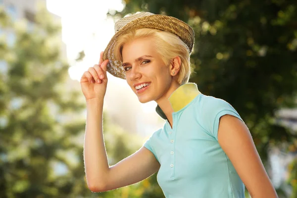 Vrouwelijke mannequin lachend met hoed — Stockfoto