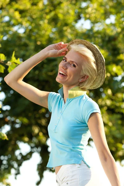 Mooie jonge vrouw die lacht met hoed — Stockfoto