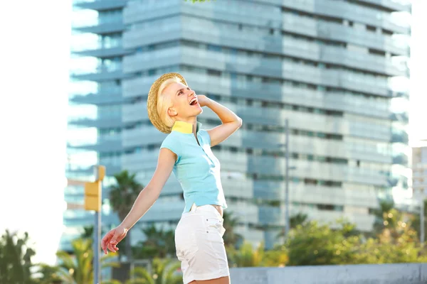 Mujer joven despreocupada caminando por la ciudad —  Fotos de Stock