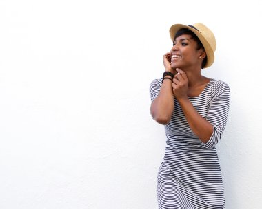 Şapka ile gülümseyen mutlu siyah kadın 