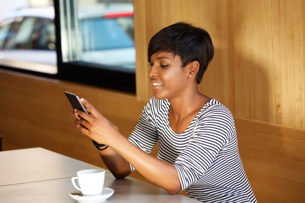 Mulher ler mensagem de texto no telefone móvel — Fotografia de Stock