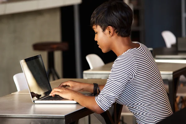 Vonzó fiatal afrikai-amerikai nő használ laptop — Stock Fotó