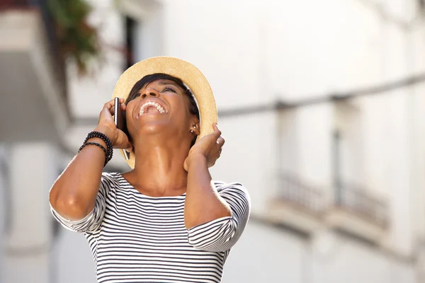 Jovem feliz rindo com telefone celular — Fotografia de Stock