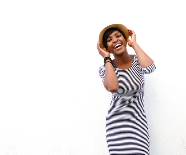 S úsměvem africká americká modelka pózuje s kloboukem — Stock fotografie