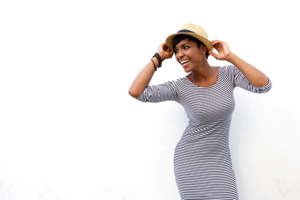 Mulher negra atraente sorrindo com chapéu — Fotografia de Stock