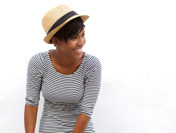 Modèle de mode afro-américain riant avec chapeau — Photo