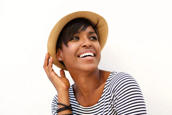 Une femme noire souriante avec un chapeau — Photo