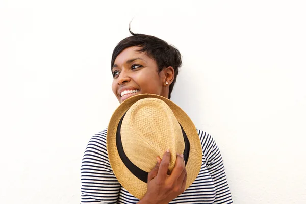 Sonriente mujer negra sosteniendo sombrero — Foto de Stock