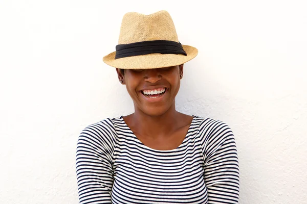 Szczęśliwy african american kobieta śmiejąc się z kapeluszem — Zdjęcie stockowe