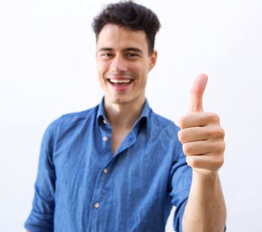 Başparmak yukarıya el işareti ile genç adam gülümseyen