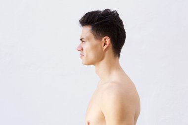 Gömleksiz genç adam havalı saç modeli ile  