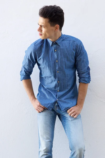 Hombre hipster en camisa azul mirando hacia otro lado — Foto de Stock