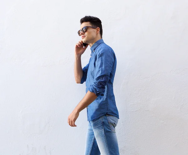 Cool hipster ragazzo a piedi con il telefono cellulare — Foto Stock