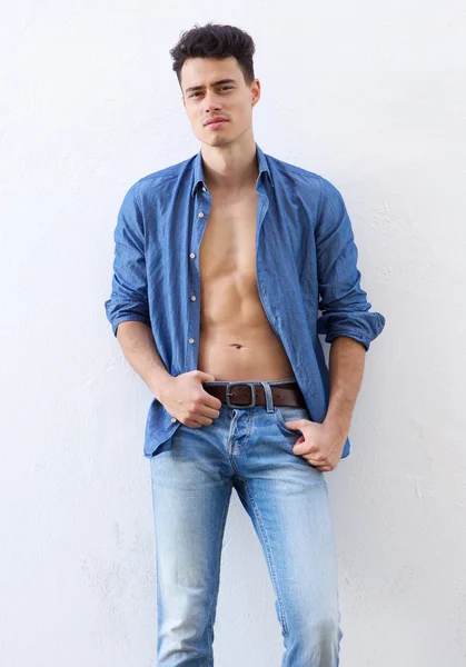 Sexy man poseren met open shirt — Stockfoto