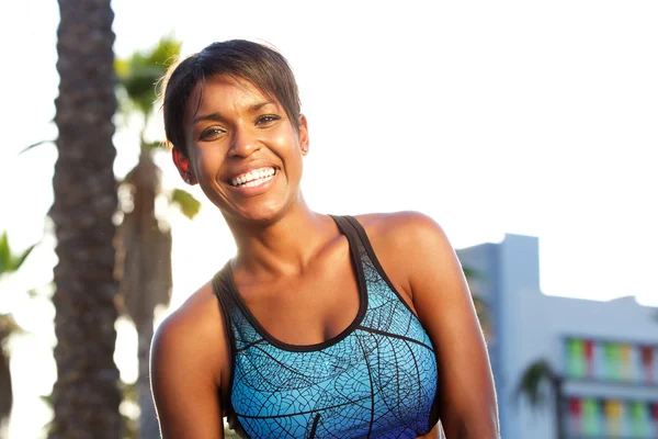 Esportivo atraente afro-americano mulher rindo — Fotografia de Stock