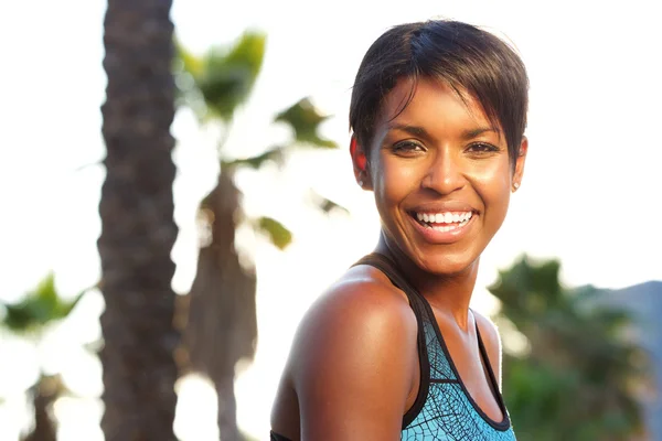Aantrekkelijke gezonde Afrikaanse Amerikaanse vrouw lachen buiten — Stockfoto