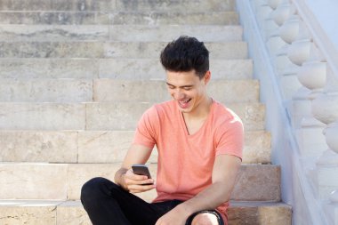 Cep telefonu dışında oturan genç adam