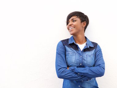 Neşeli genç kadın kolları ile ayakta geçti