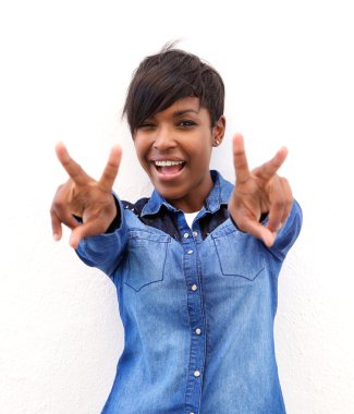 Barış el işareti ile neşeli Afrikalı-Amerikalı kadın
