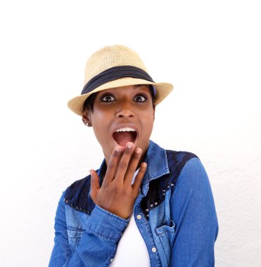 Yüzündeki sürpriz ifade olan kadın