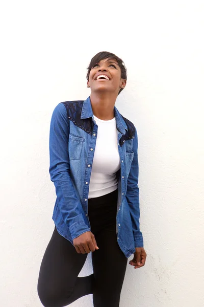 Sonriente mujer afroamericana mirando hacia arriba — Foto de Stock