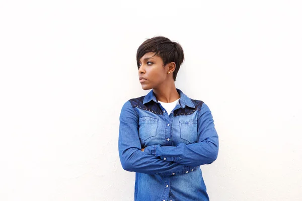 Attractive african american woman standing with arms crossed — Stock Photo, Image