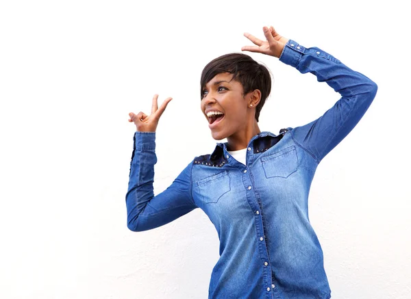 Lachende african american vrouw met vredesteken handgebaar — Stockfoto