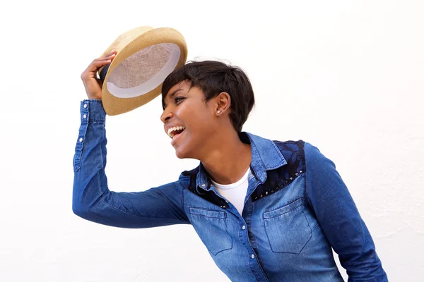 Uśmiechający się african american kobieta gospodarstwa kapelusz — Zdjęcie stockowe