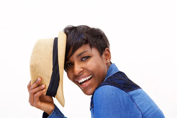 Africká americká modelka s úsměvem s kloboukem — Stock fotografie