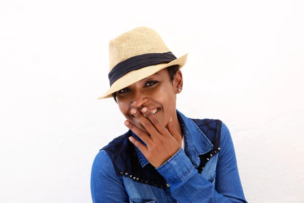Linda mujer afroamericana sonriendo con la mano cubriendo la boca — Foto de Stock