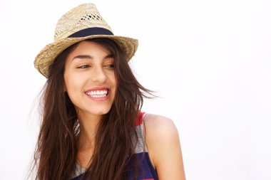 Neşeli genç kadın uzun saçlı gülümseyen