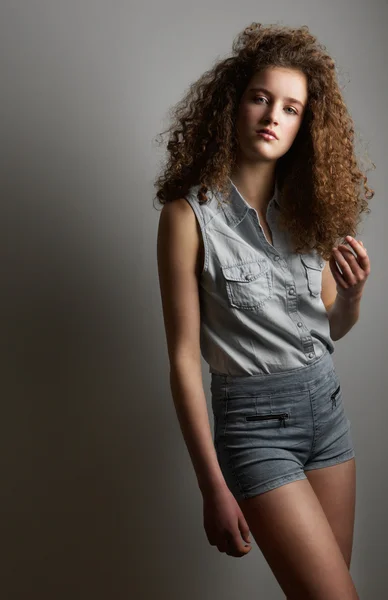 Menina da moda com cabelo encaracolado — Fotografia de Stock