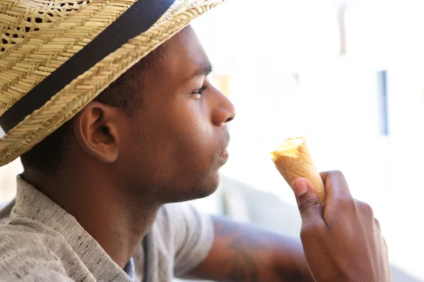 Young guy with hat eating ice cream — Φωτογραφία Αρχείου