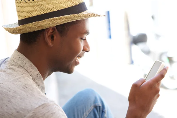 Giovane uomo che legge messaggi di testo sul cellulare — Foto Stock