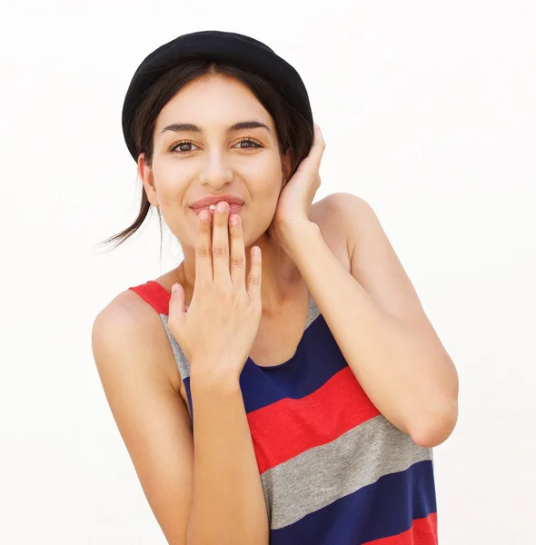 Ragazza carina sorridente con bocca di copertura della mano — Foto Stock