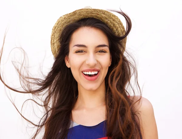Усміхнена дівчина з довгим волоссям і капелюхом — стокове фото