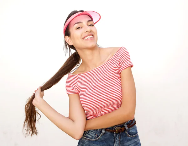 Menina moderna legal sorrindo com cabelos longos e boné — Fotografia de Stock
