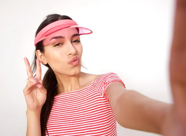 Beautiful girl posing for selfie with peace hand sign — Stock Photo, Image