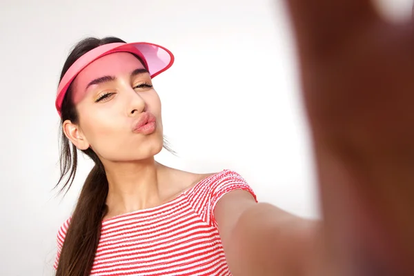 Menina bonito tomando selfie com tampa — Fotografia de Stock