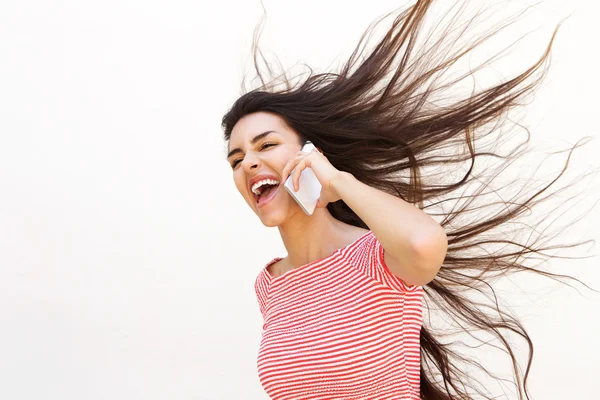 Mujer joven hablando en el teléfono móvil con el pelo soplando — Foto de Stock